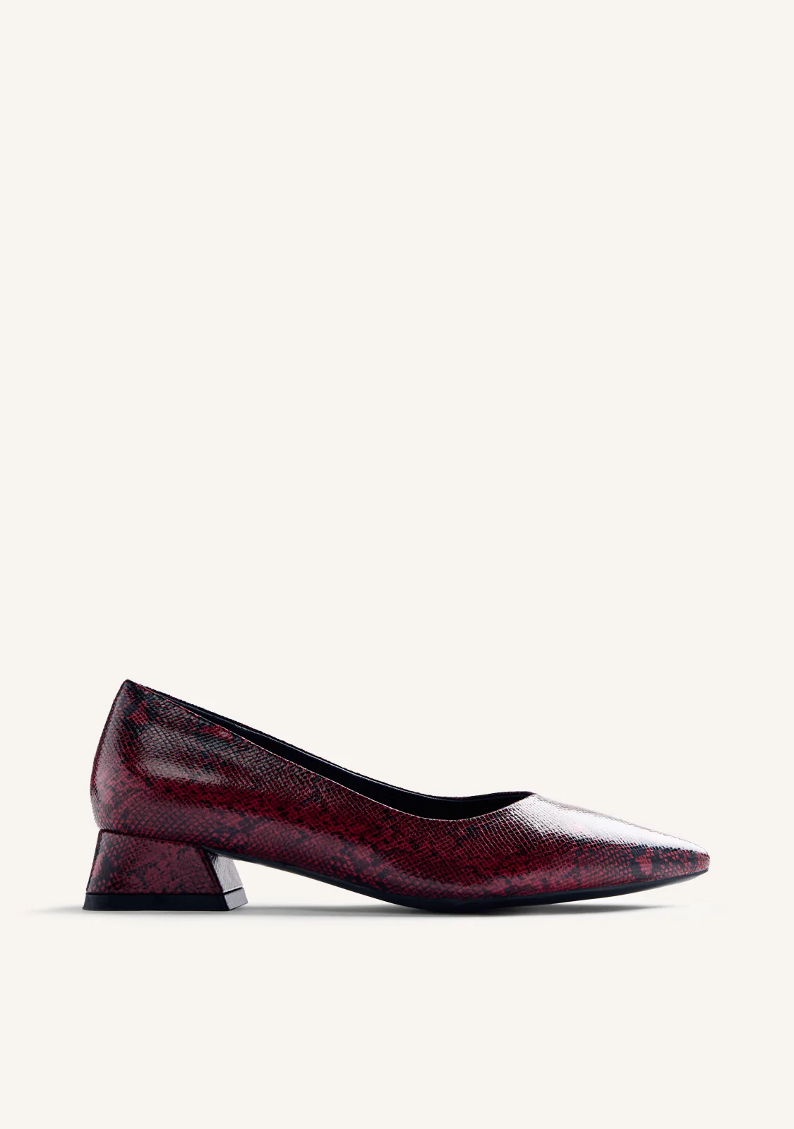 HIGH HEELS SALES WOMAN